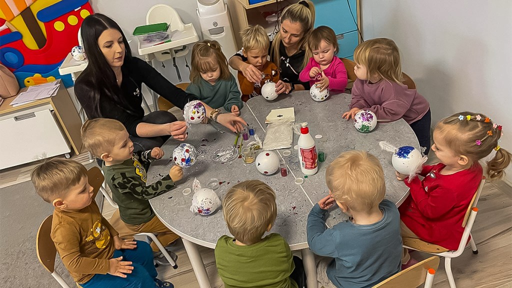DZIECI Z NASZEGO ŻŁOBKA TWORZYŁY BOMBKI&nbsp;ŚWIĄTECZNE