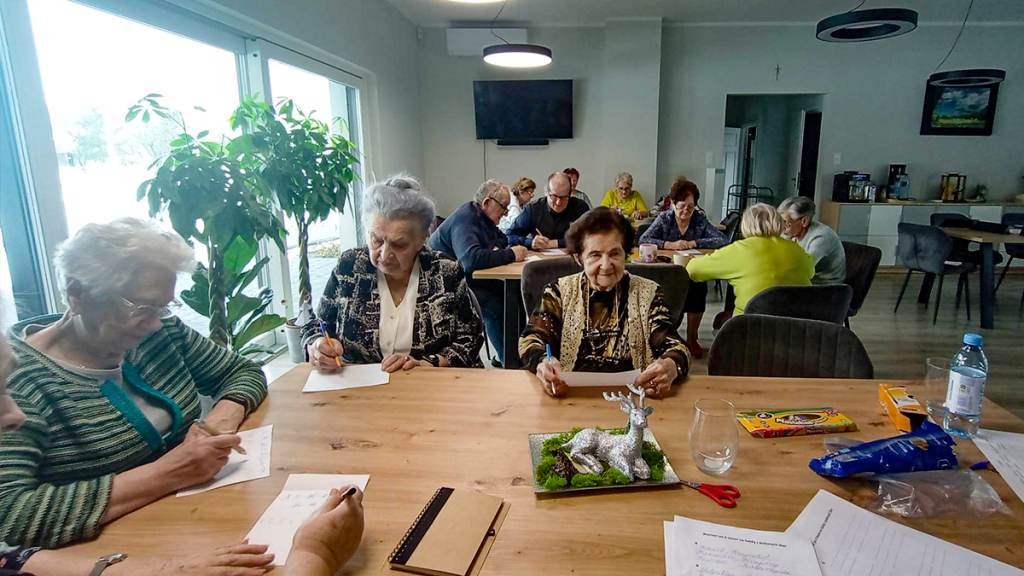 ZAJĘCIA „RUSZ GŁOWĄ” U SENIORÓW W&nbsp;ŁĄKIEM