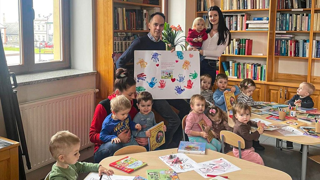 PODOPIECZNI ŻŁOBKA ODWIEDZILI BIBLIOTEKĘ W&nbsp;STRZELNIE